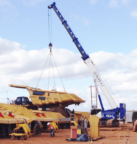 guindaste em montagem de equipamento fora de estrada para mineração