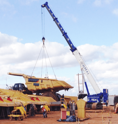 guindaste em montagem de equipamento fora de estrada para mineração