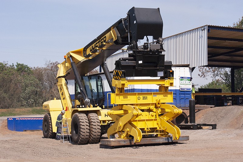 Reach Stacker Hyster 46-33HC em operação
