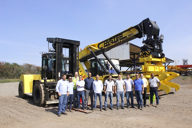 reach stacker hyster 46-33ch sendo entregue em outro branco