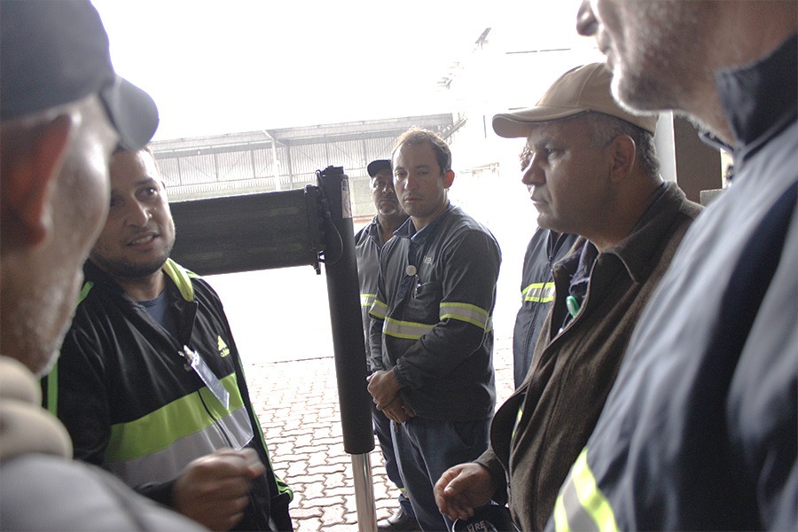 tecnico apresentando treinamento para equipe da real guindastes