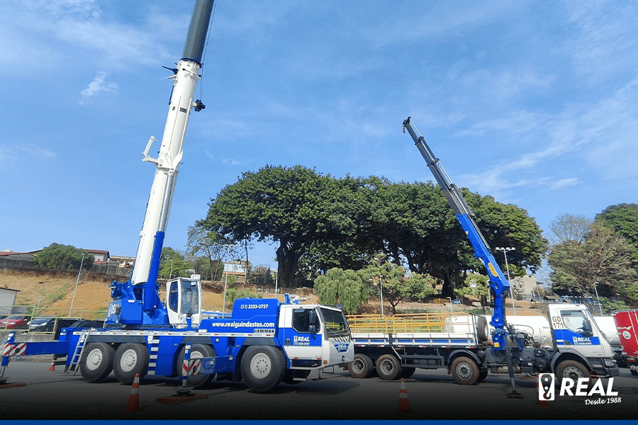 guindaste liebherr LTM 1120-4.1 e guindauto Palfinger ficaram em exposição no evento